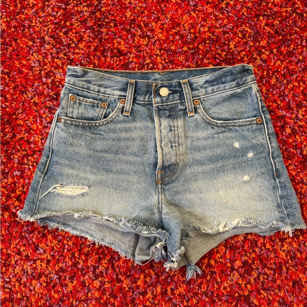 Levi’s High Rise Wedgie Fit Shorts. sz 26. Medium Wash. 100% cotton
